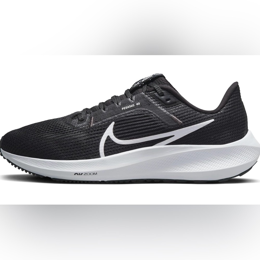 Women's Black/White Nike Air Zoom Pegasus 40 Size 9.5M